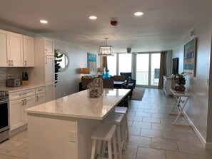 Mikrobølgeovn, ovn, kokeplater og oppvaskmaskin