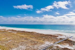 På stranden