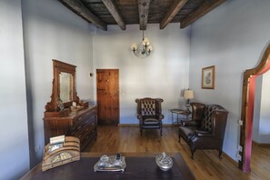 ห้องดับเบิล | ตกแต่งพิเศษโดยเฉพาะ, ผ้าม่านกันแสง, Wi-Fi ฟรี, ผ้าปูที่นอน