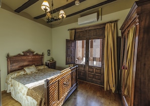 Double or Twin Room, Balcony | Individually furnished, blackout curtains, free WiFi, bed sheets - Hotel los Leones (Rubielos de Mora)