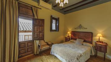 ตกแต่งพิเศษโดยเฉพาะ, ผ้าม่านกันแสง, Wi-Fi ฟรี, ผ้าปูที่นอน