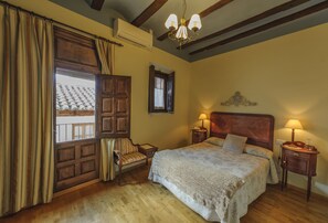 Mobiliario individual, cortinas opacas, wifi gratis y ropa de cama