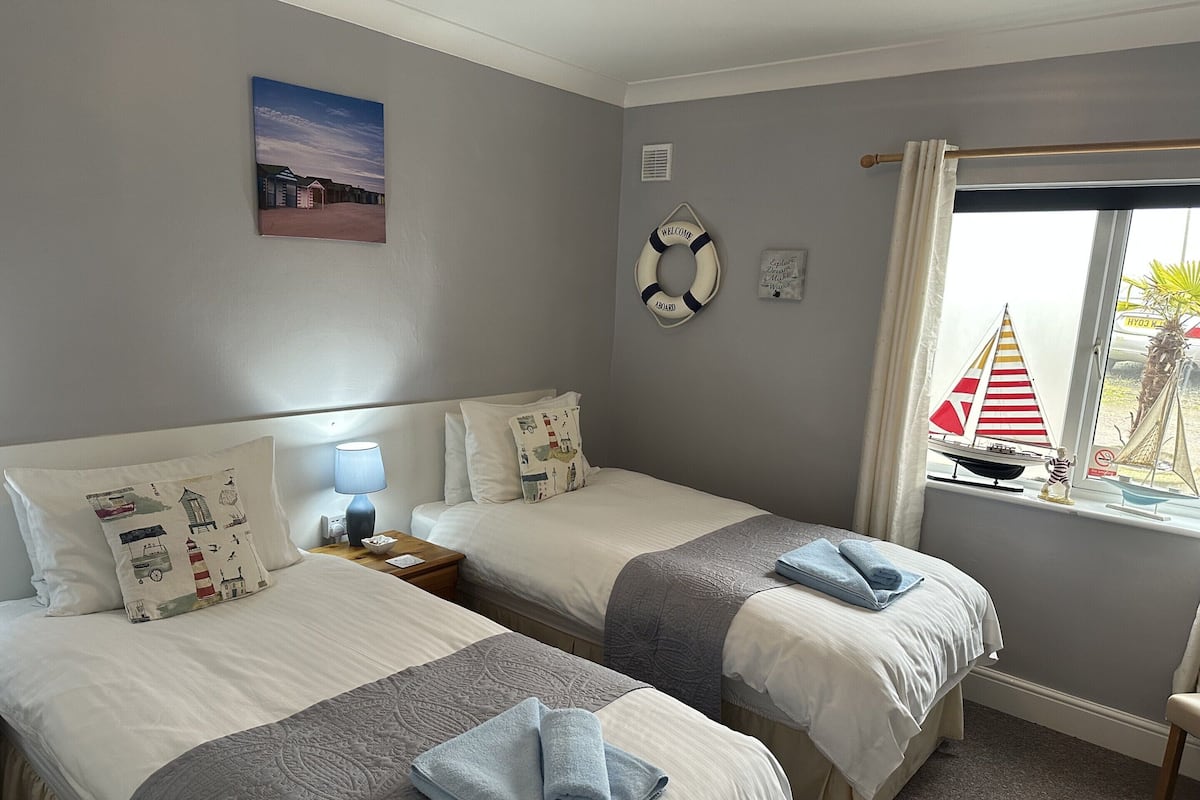 Superior Twin Room, Private Bathroom | 1 bedroom