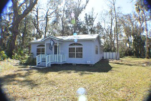 Exterior - The Cozy Cute Rustic Lodge close to everything. Clean & Spacious- Fire Pit. (Homosassa)
