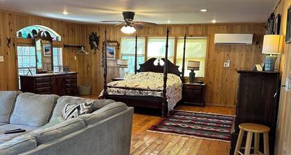 The Cozy Cute Rustic Lodge close to everything. Clean & Spacious- Fire Pit.