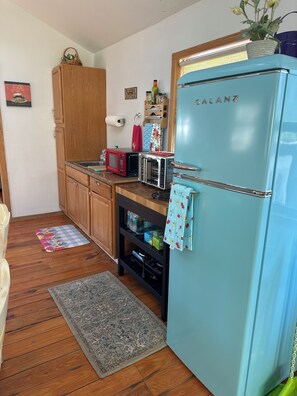 Fridge, microwave, coffee/tea maker, toaster