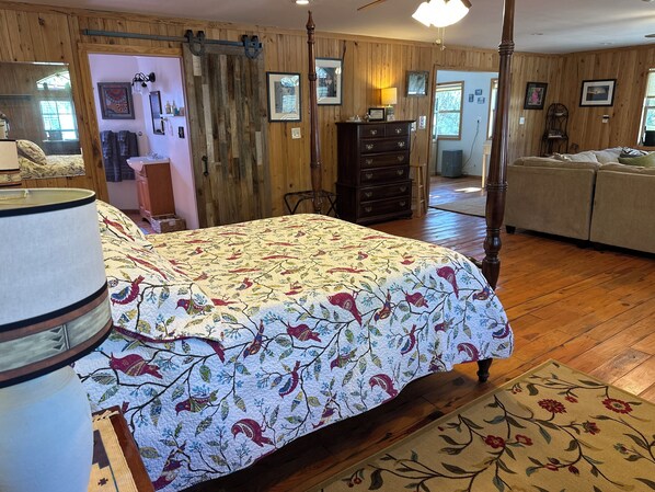 1 bedroom, desk, iron/ironing board, free WiFi - The Cozy Cute Rustic Lodge close to everything. Clean & Spacious- Fire Pit. (Homosassa)