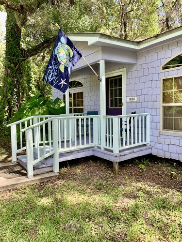 The Cozy Cute Rustic Lodge close to everything. Clean & Spacious- Fire Pit.
