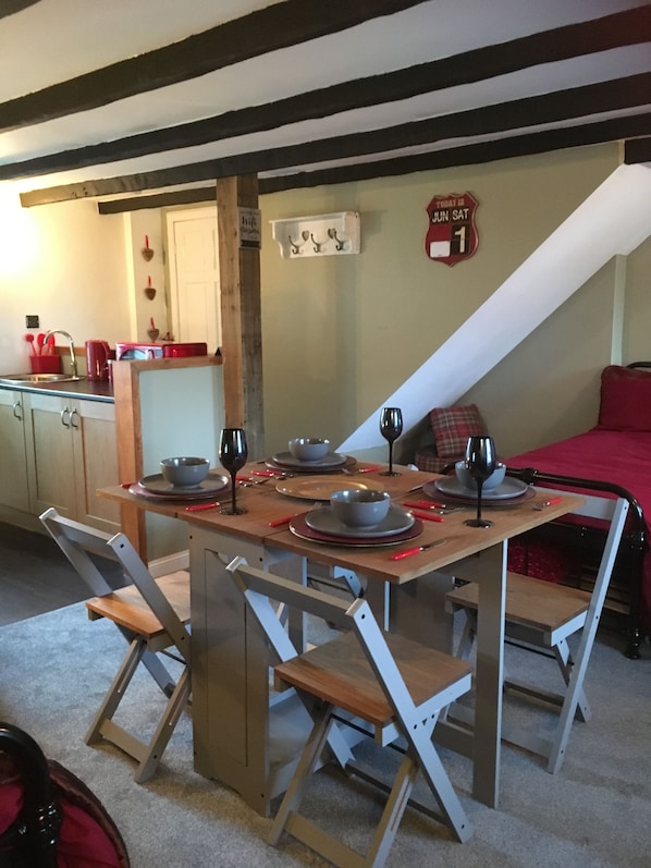 Family Room | Iron/ironing board, free WiFi, bed sheets