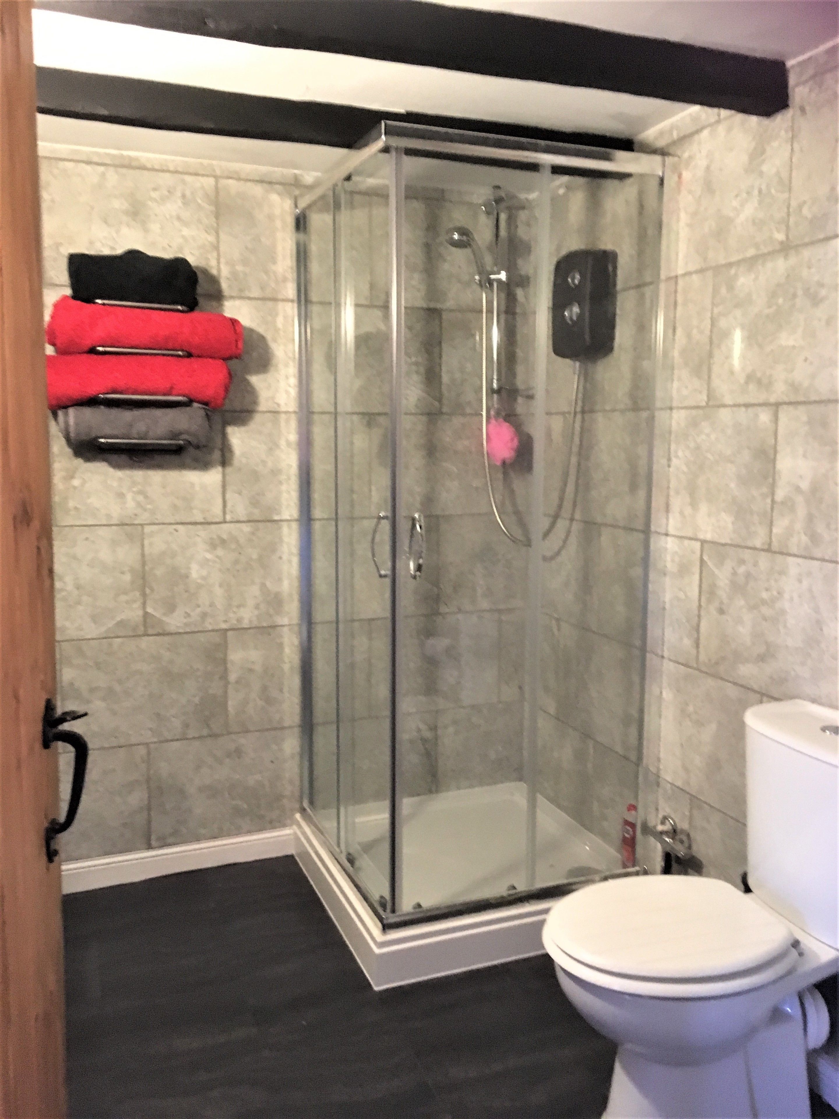 Family Room | Bathroom | Combined shower/tub, hair dryer, towels