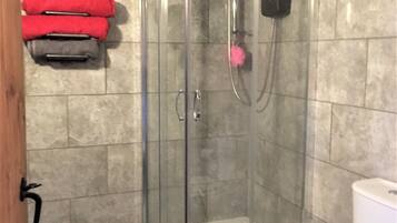 Family Room | Bathroom | Combined shower/tub, hair dryer, towels
