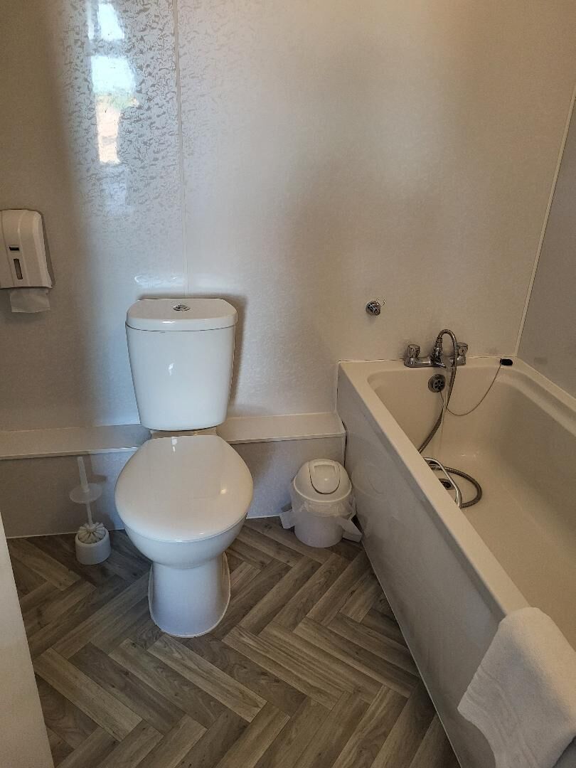 A bathroom with a toilet, a bidet, and a bathtub.