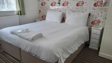 Habitación básica con 1 cama matrimonial o 2 individuales, baño en la habitación | Wifi gratis, ropa de cama y acceso para silla de ruedas