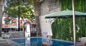 Outdoor pool, pool umbrellas, pool loungers - Kılavuz Otel (Bodrum)