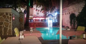 Outdoor dining - Kılavuz Otel (Bodrum)