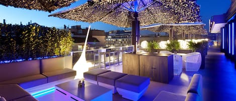 Poolside bar