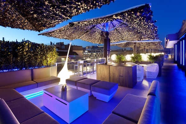 Poolside bar