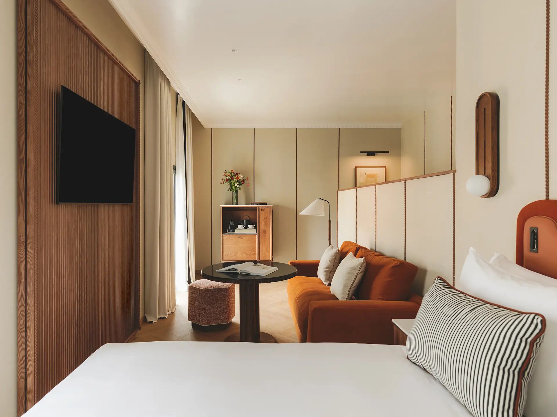 Frigobar, cofres nos quartos, quartos à prova de som