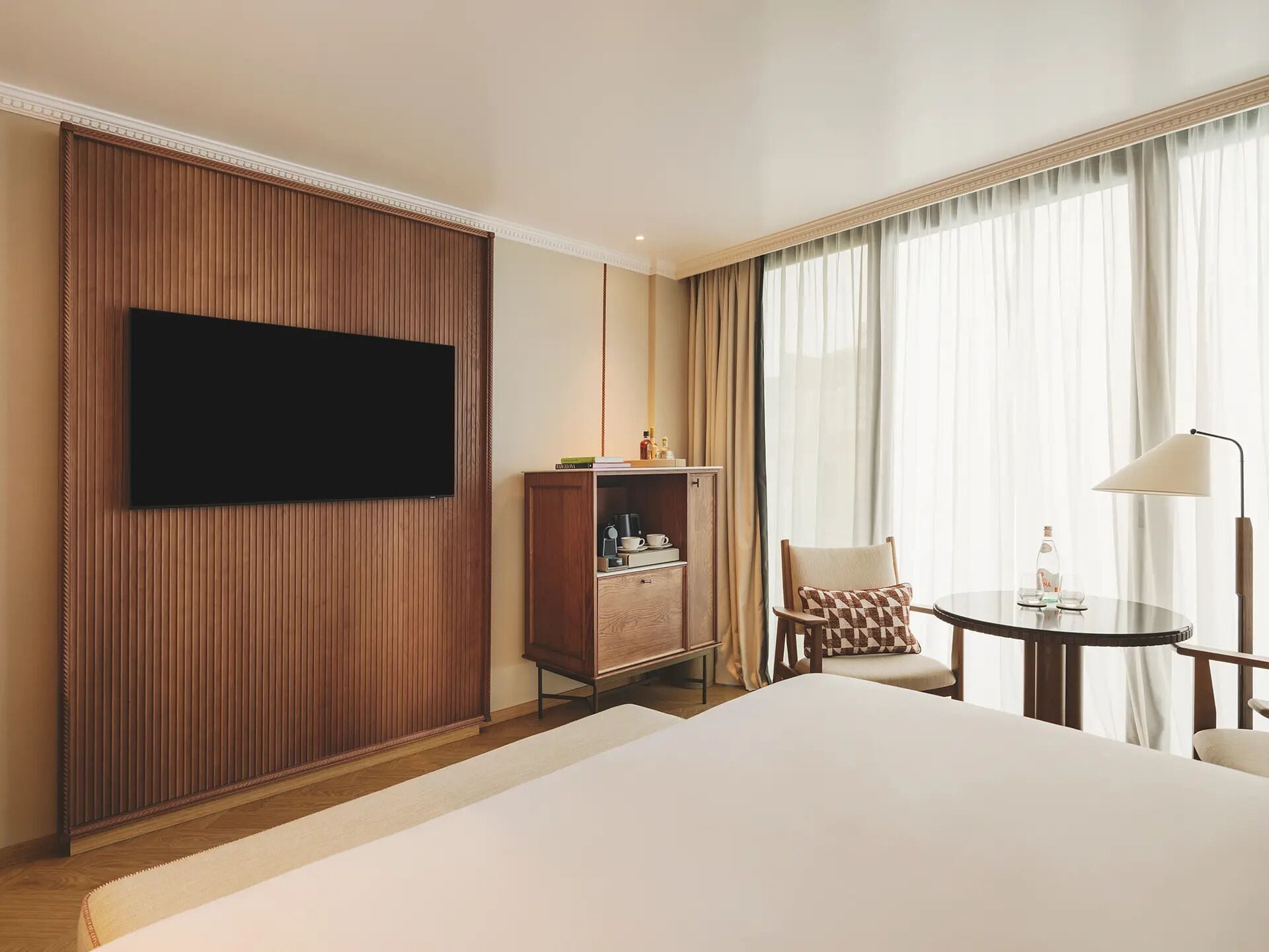 Frigobar, cofres nos quartos, quartos à prova de som