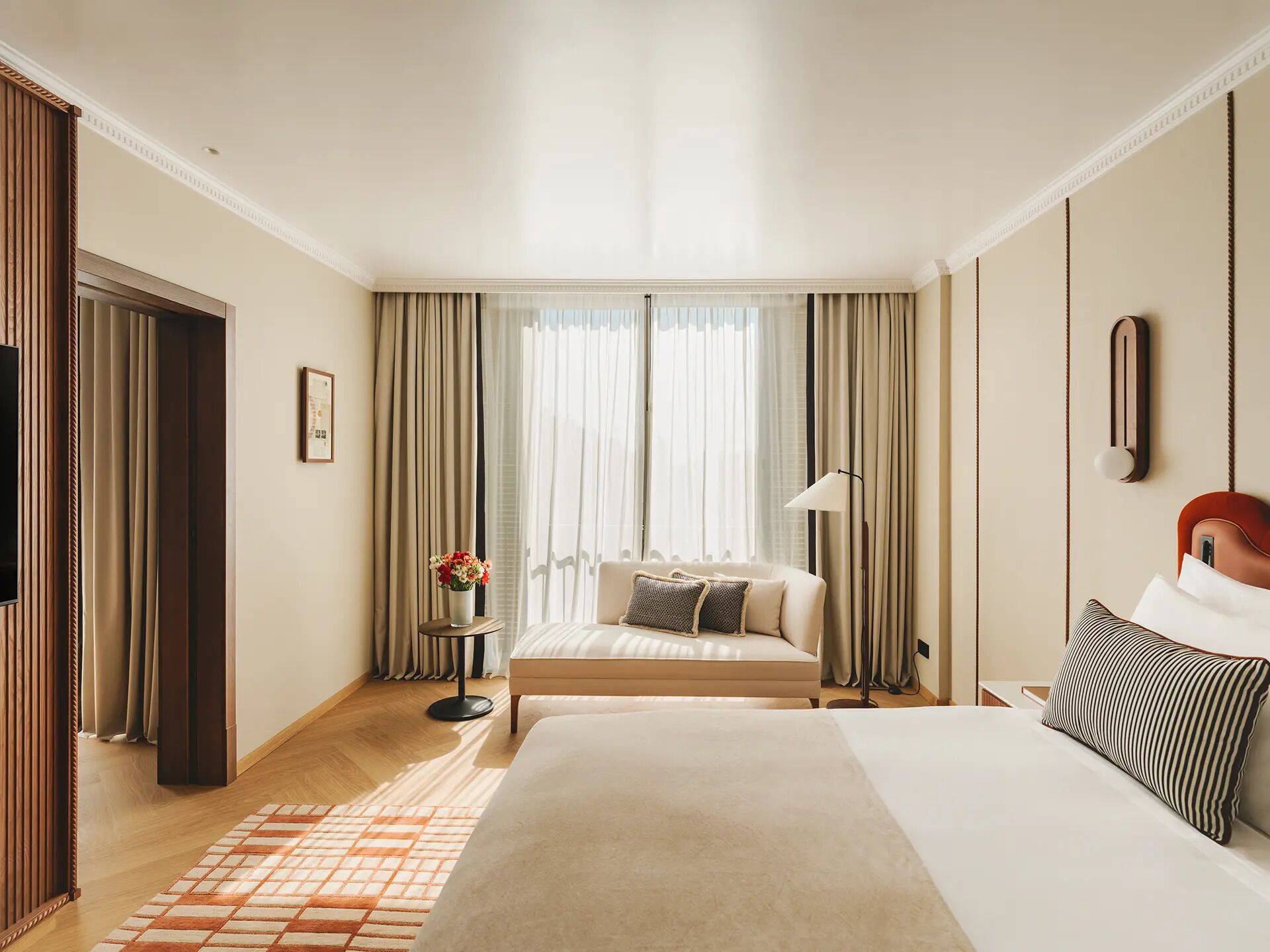 Frigobar, cofres nos quartos, quartos à prova de som