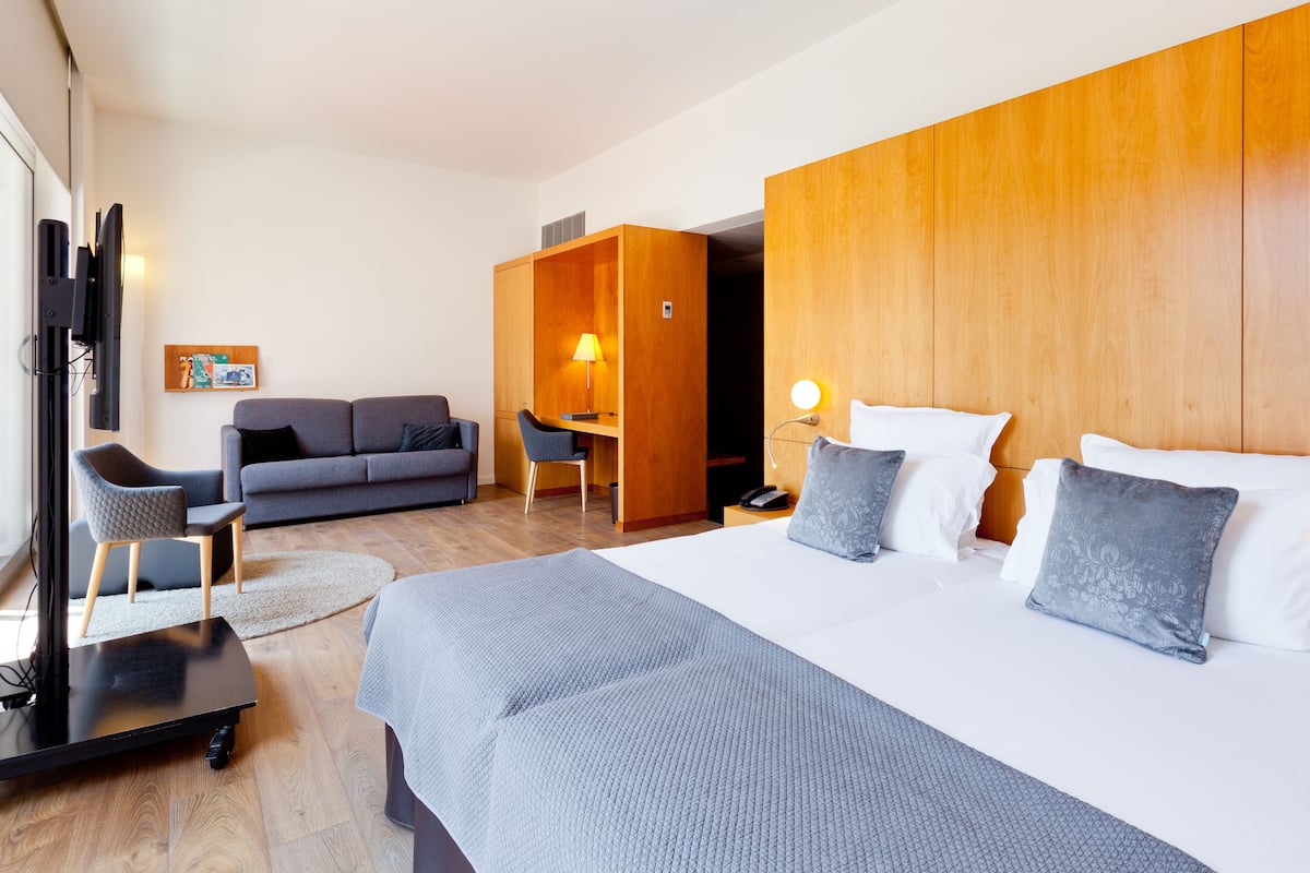 Minibar, Zimmersafe, schallisolierte Zimmer, Bügeleisen/Bügelbrett