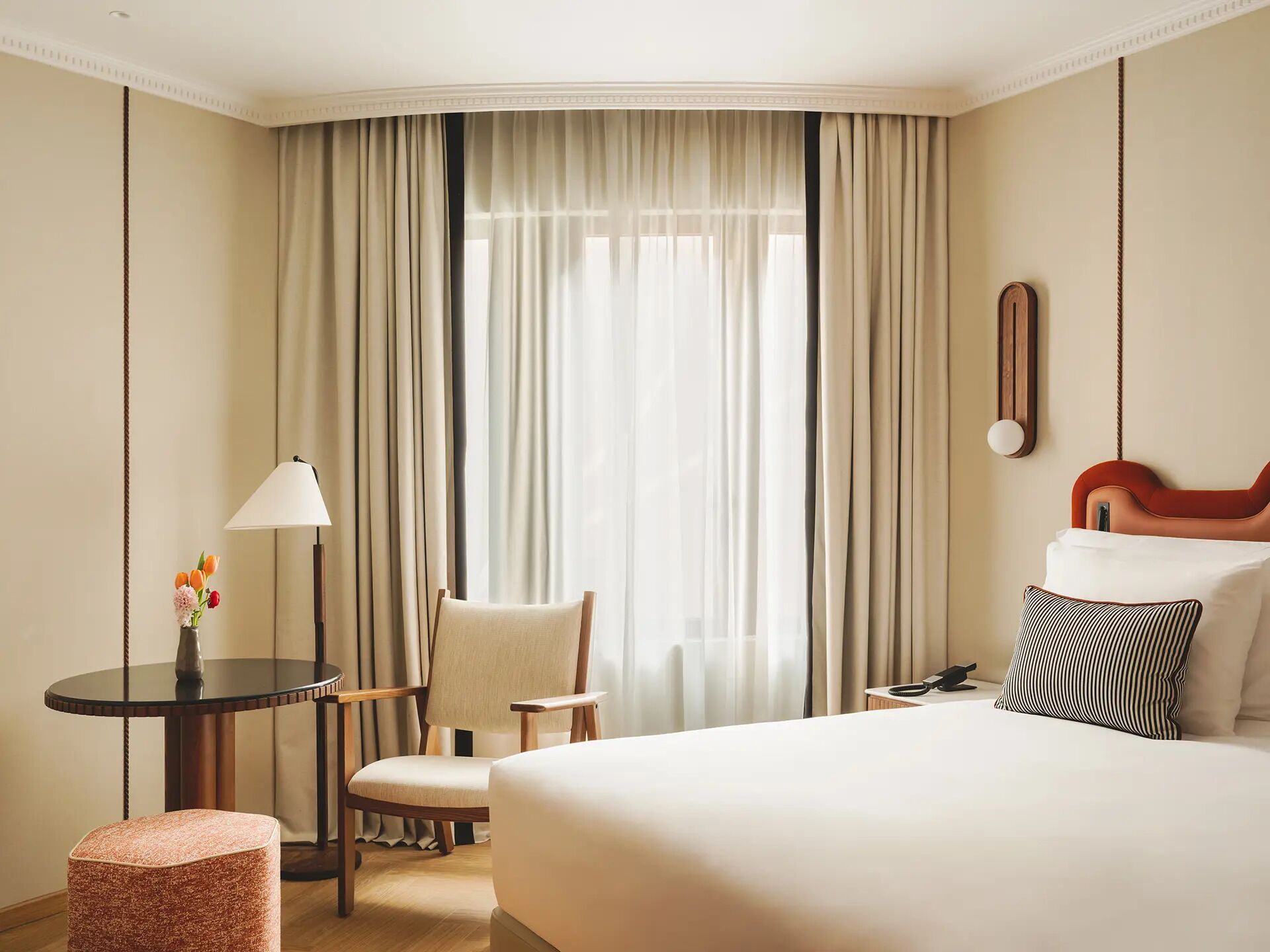 Frigobar, cofres nos quartos, quartos à prova de som