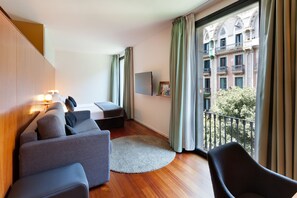 Minibar, caja de seguridad en la habitación y escritorio 