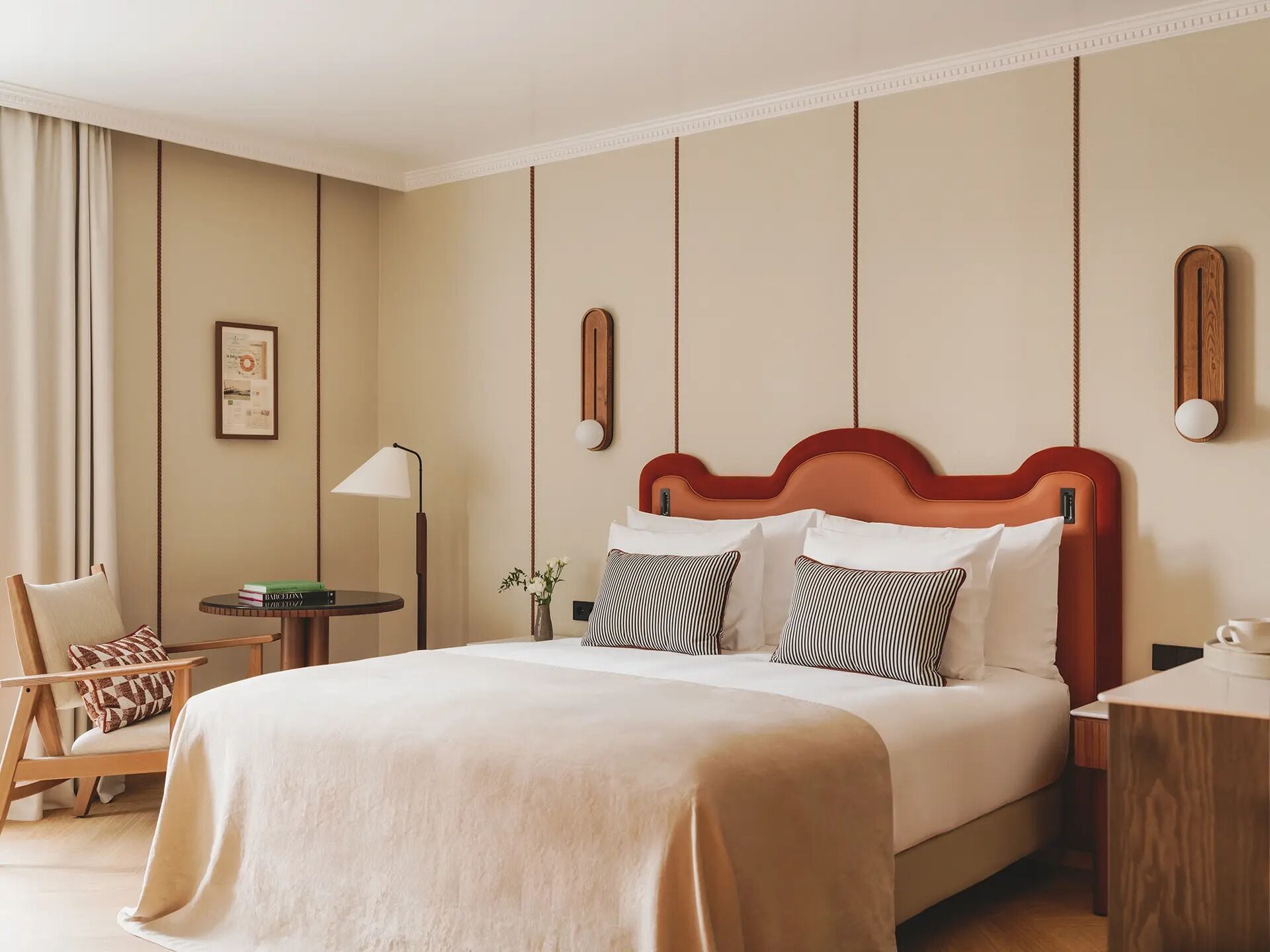 Frigobar, cofres nos quartos, quartos à prova de som