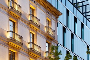 Fachada de la propiedad por la tarde o noche