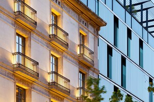 施設の正面 (日没後)