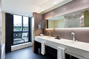 Artículos de tocador gratuitos, secador de pelo, pantuflas, toallas