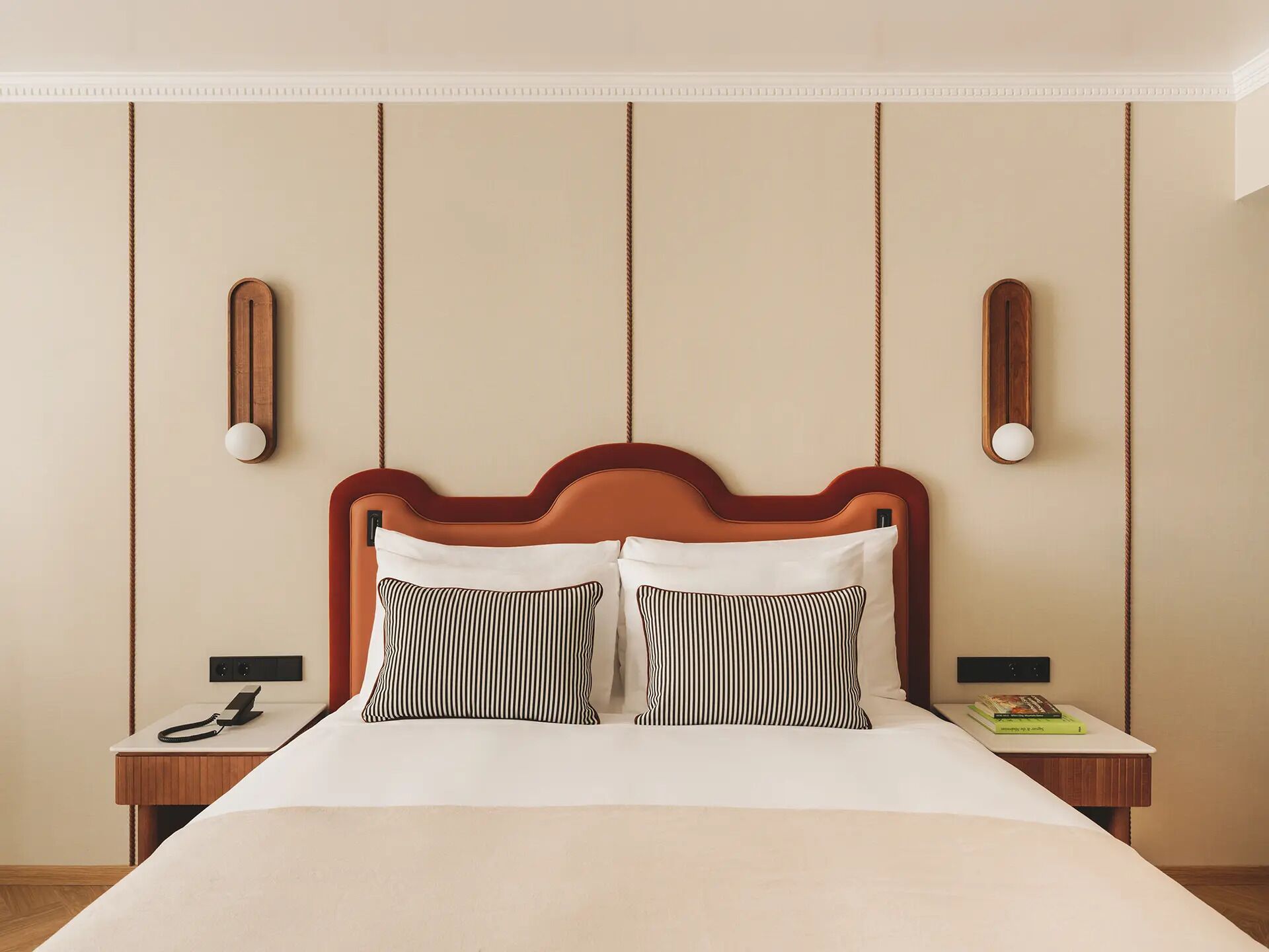 Frigobar, cofres nos quartos, quartos à prova de som