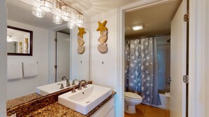 Combined shower/bathtub, towels