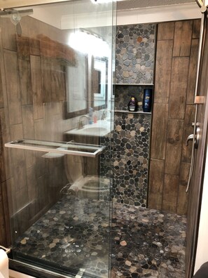 Combined shower/tub, towels, toilet paper
