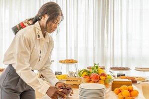Petit déjeuner buffet servi les week-ends (8 EUR par personne)