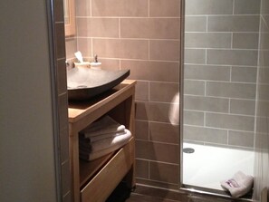 Standard Quadruple Room, Ensuite, Garden View (Madeloc) | Bathroom - Chambres Dhôtes du Castell de Blés (Saint-Génis-des-Fontaines)