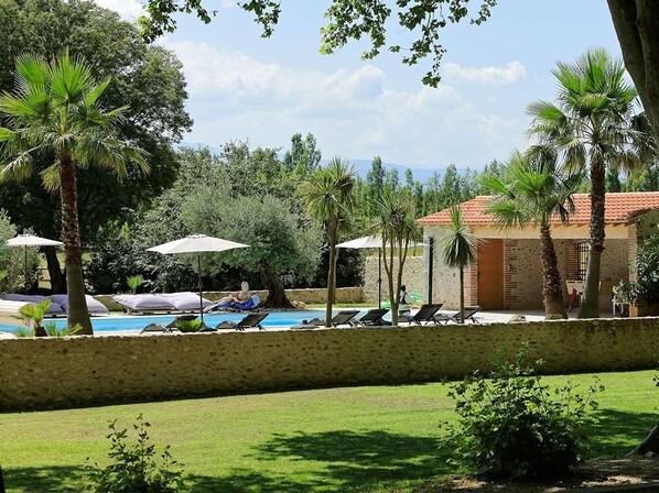 Outdoor pool, a heated pool, sun loungers - Chambres Dhôtes du Castell de Blés (Saint-Génis-des-Fontaines)