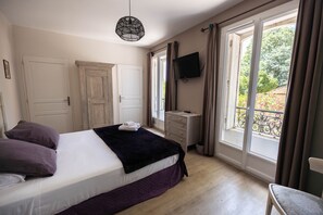 Chambre Double, salle de bains attenante, vue montagne (Lou)