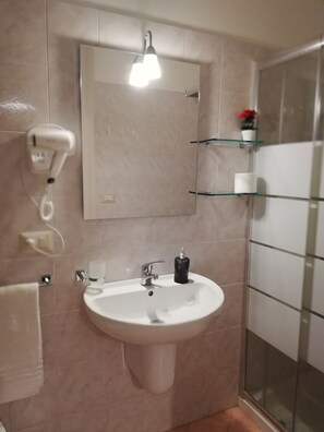 Family Quadruple Room, 2 Bedrooms | Bathroom