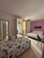 Habitación triple | Edredones de plumas, colchones viscoelásticos, minibar y escritorio