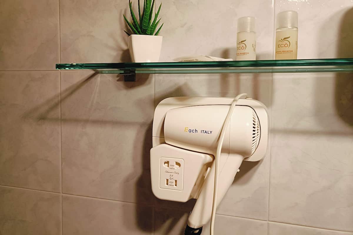 Shower, rainfall showerhead, free toiletries, hair dryer