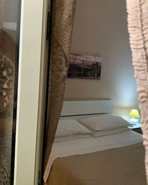 Phòng đôi | Chăn bông, nệm cao su hoạt tính (memory foam), minibar, bàn