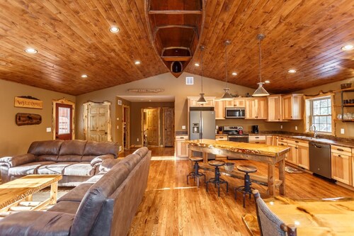 The Beautiful Whitetail Ridge-Luxury 5BR Cabin, Just minutes from downtown