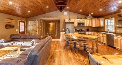 The Beautiful Whitetail Ridge-Luxury 5BR Cabin, Just minutes from downtown