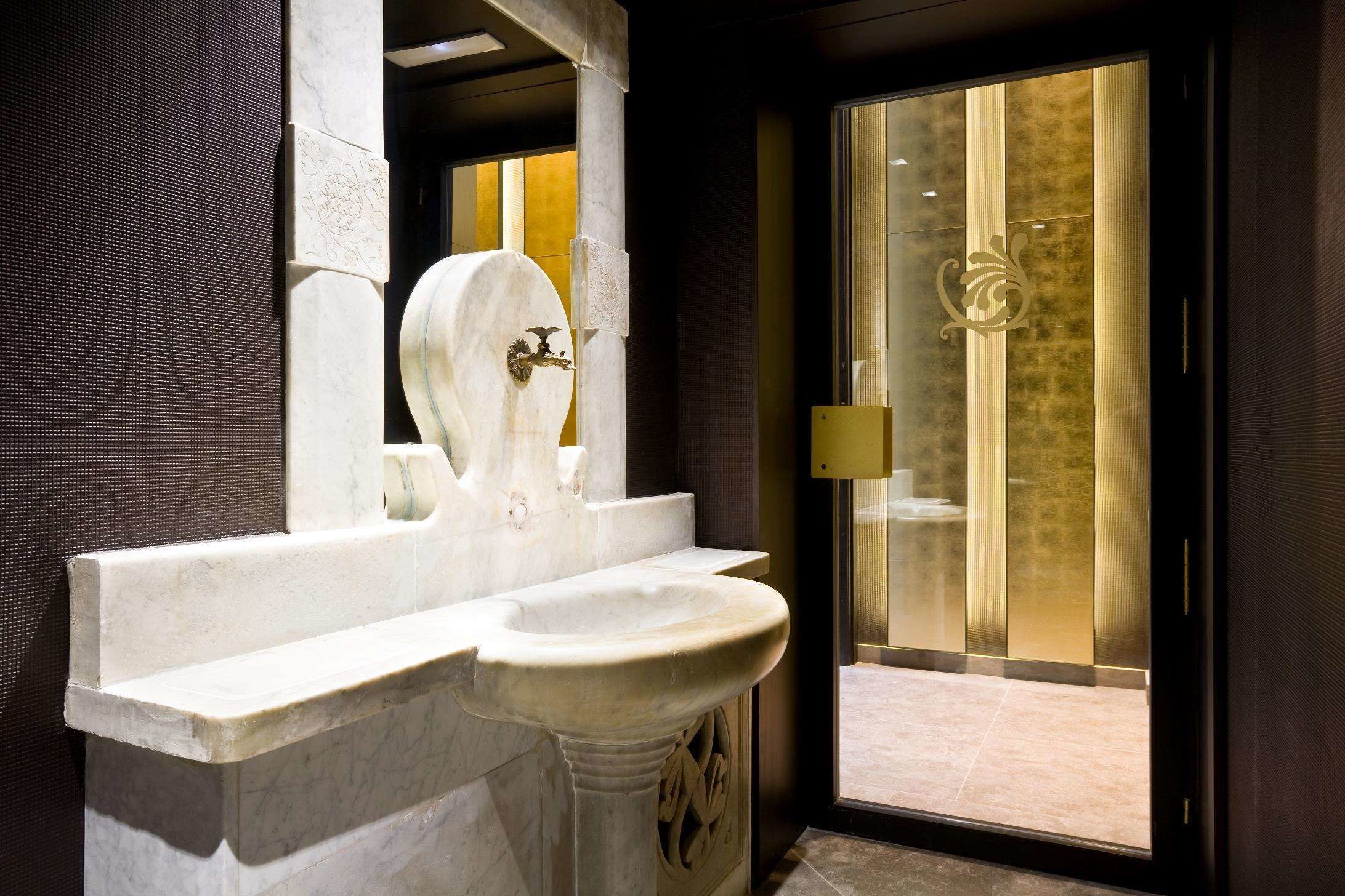 shower, free toiletries, hair dryer, slippers