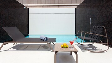 Una piscina al aire libre de temporada