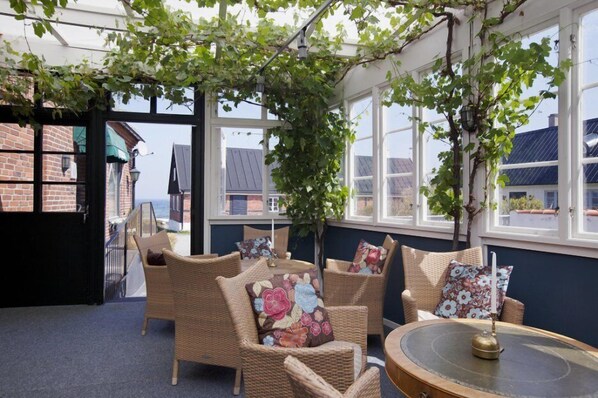 Decoración personalizada, muebles diferentes y cortinas blackout 