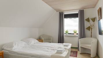 DecoraciĂłn personalizada, muebles diferentes y cortinas blackout