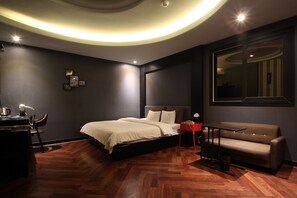Deluxe Room | Desk, blackout curtains, soundproofing, iron/ironing board