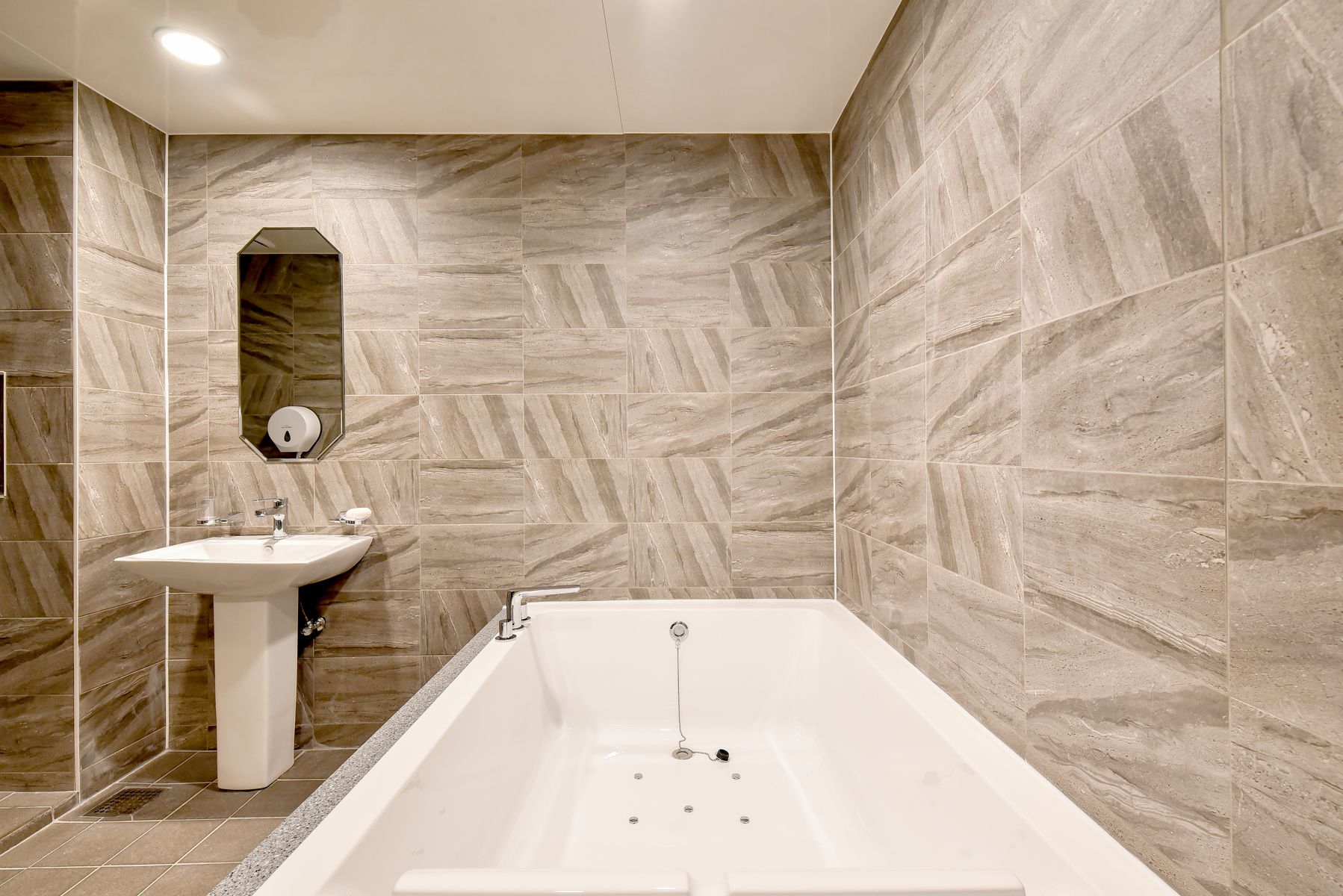 deluxe room | bathroom | separate bathtub and shower, jetted bath, free toiletries, hair dryer